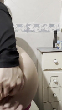 Bagno: Mi Scopa Forte E Mi Riempie La Bocca Di Sperma