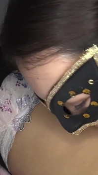 (en) Mirai Domoto likt Maina Miura's navel doordrenkt met honing