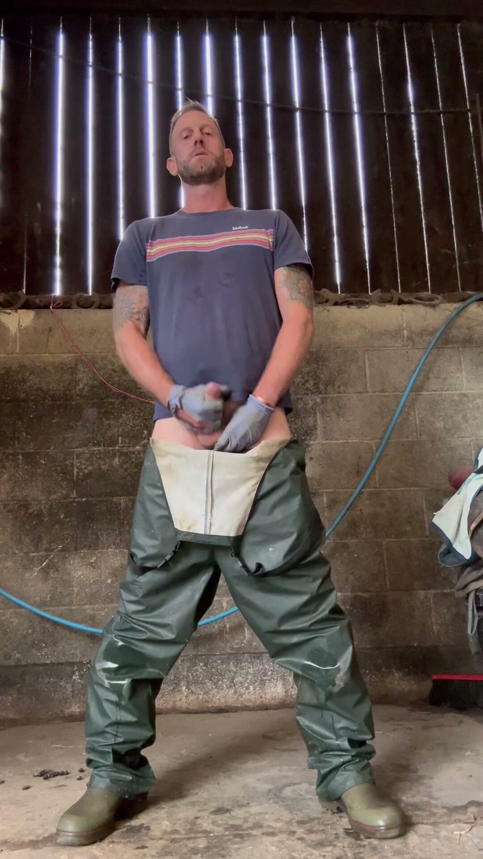 Farmer Sam: Farmer Wanks w brudnym sprzęcie roboczym