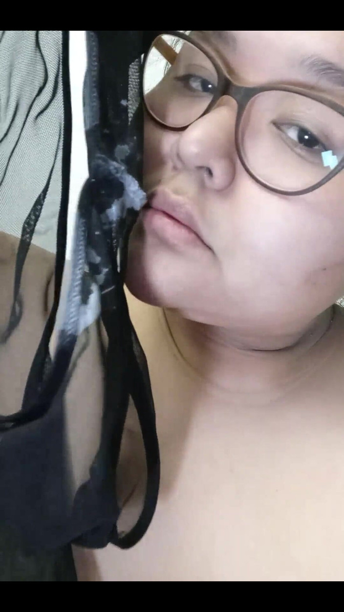 DeesDeepThroat: Dees mănâncă spermă de pe chiloți!