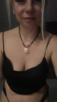 非常性感的身体，我穿着内裤跳舞！