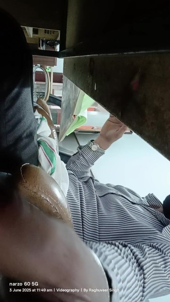 Rajasthani-old-lover: Il patrigno indiano si gode la masturbazione in ufficio