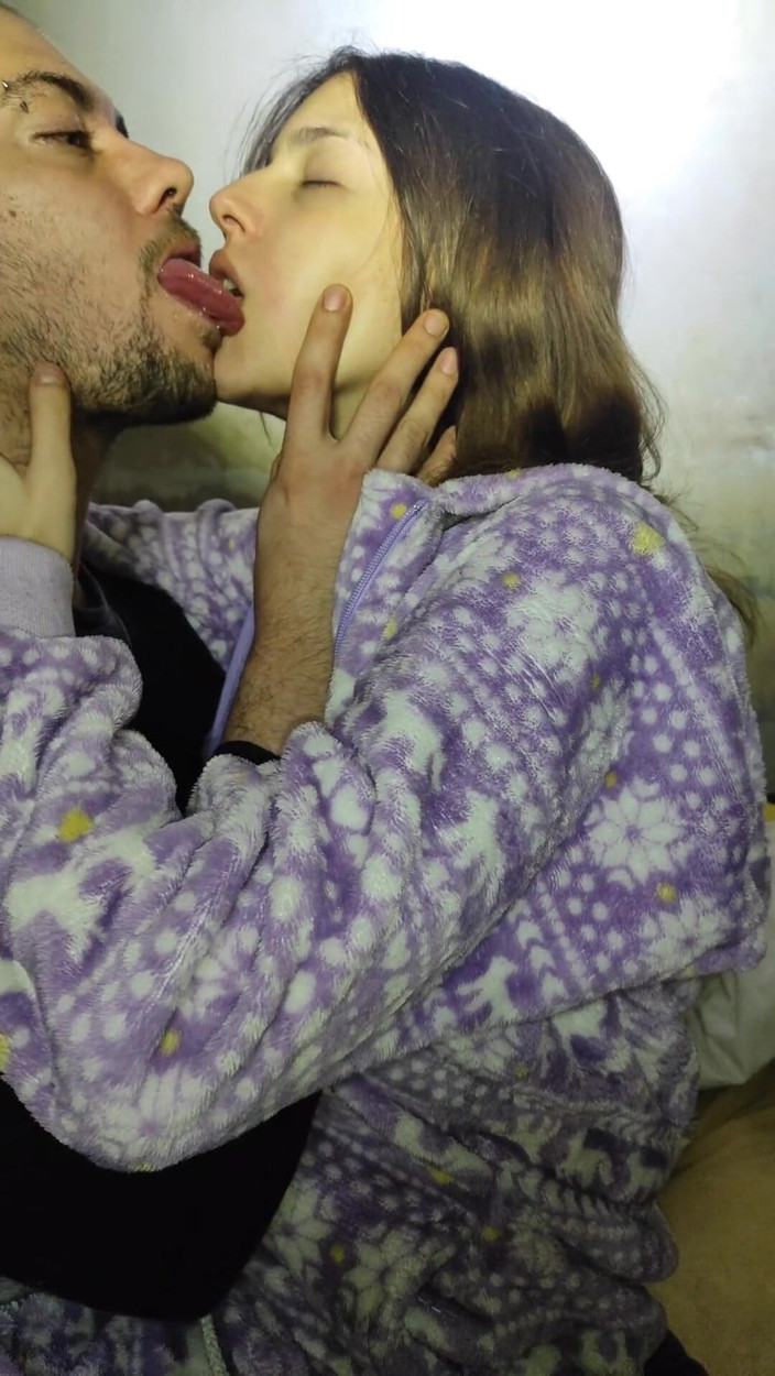 Endemoniados: The horniest and dirtiest kiss on the internet with a...