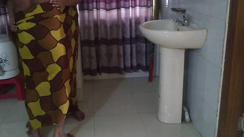 Aria Mia: Jab Tamil Sexy Mosi Bistar Ke Neche Phans Jate Hai...