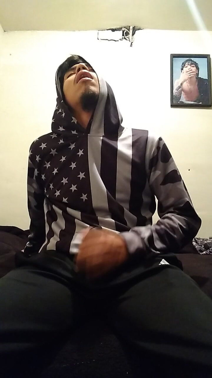 AlexAlejandro13: विशाल लंड वाला मोहक आदमी उससे बाहर झांक रहा है