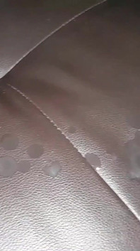 Collant neri e tacco alto sborra sul divano