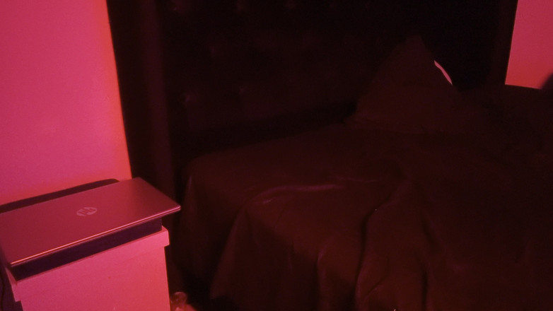 EMY_AND_JONH: Pensa che non ci sia nessuno a casa e sale...