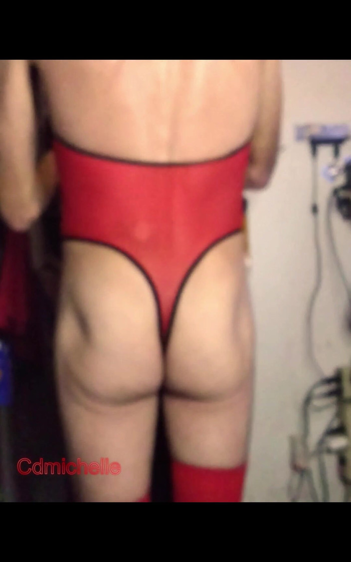 Crossdressers Cd Michelle wearing sexy lingerie: Cdmichelle bär röda strumpebandstrosor &amp;enstycke röd bodysuit