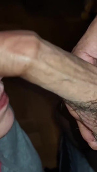 Echte eigengemaakte amateur pik slikken diep in de keel sperma in de mond compilatie