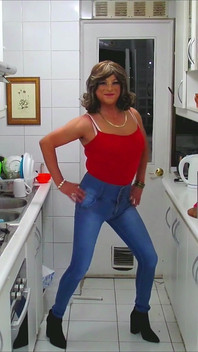 Amateur Crossdresser Fernanda Gomez Testin Push up Jeans