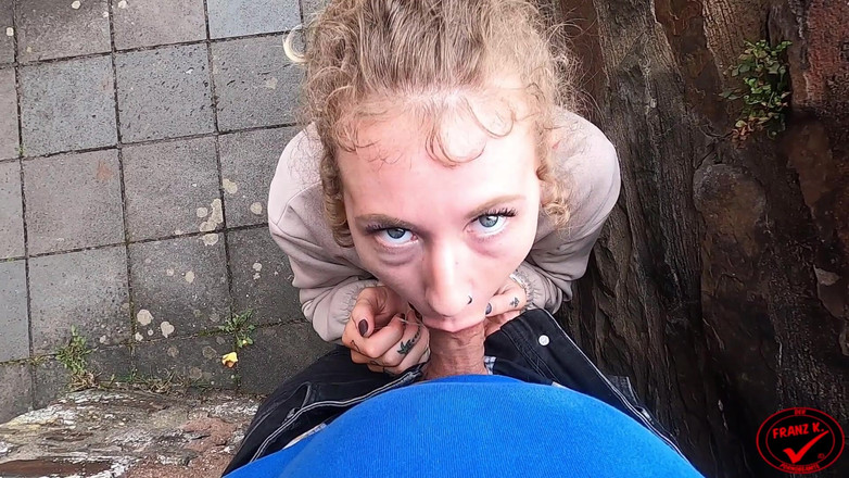 German Fuck Girls: 一般の人たち!城への旅でリスクの高いフェラチオ!