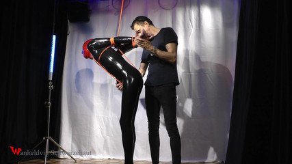 Wanheldvig: Nicky bambola in lattice imbavagliata e legata