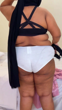Burqa si cewek semok arab dengan bra hitam lagi asik masturbasi sambil bugil di kamar hotel