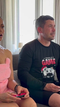 Esposa Perfecta: Puedo Follarle El Culo Si Gano Contra Ella Jugando Videojuegos