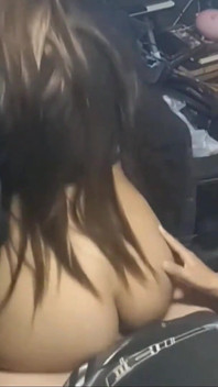 L'ho incontrata su Tinder, ho invitato una ragazza di 18 anni a guardare film, ma invece l'ho scopata, e sono venuto nel culo