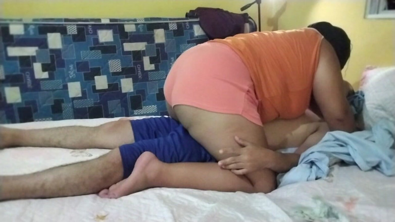 Stepmom_with_big_tits: Eu dou ao meu namorado um bom boquete de pau...