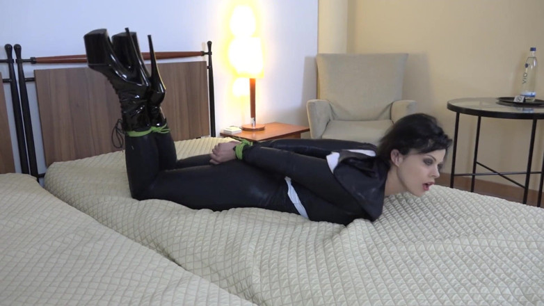 Restricting Ropes: 巨乳ヴェノムのコスプレイヤーが縛られる - パート1