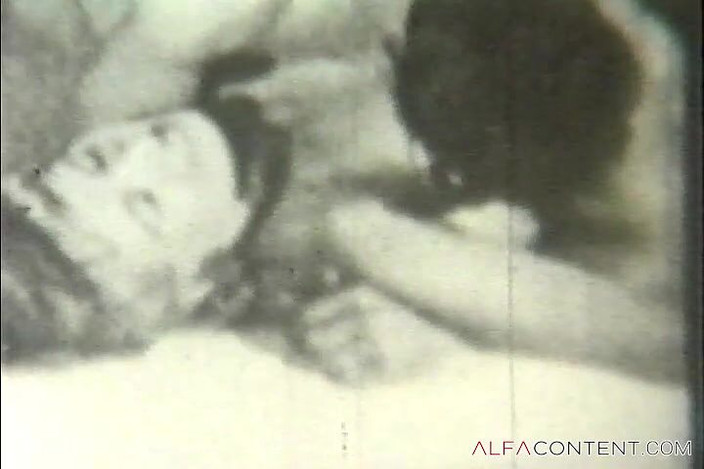 Alfa Planet: हॉट बेब की सामूहिक चुदाई में तीन लंडों द्वारा चुदाई हो रही है