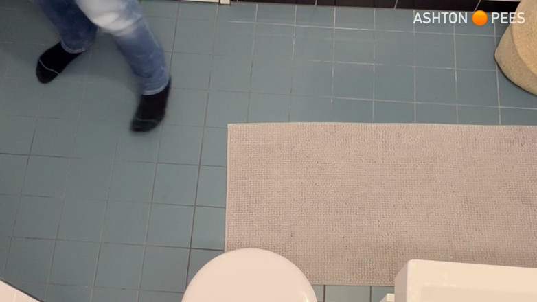 Beardedcummer: Piss 001 Fågelvy, halv naken, mjuk kuk, badrum