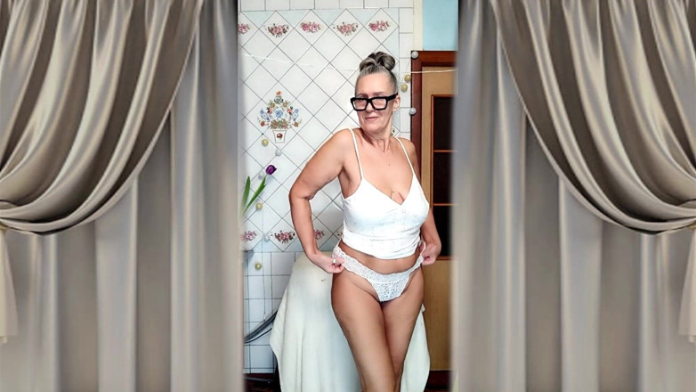 Lukerya: Sexy zralá žena v domácnosti Lukerya se svléká a škádlí svými obrovskými...