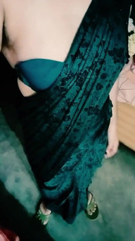 Indian Gay Crossdresser Gaurisissy Naciskając Jej Duże W Balck Saree XXX Sex