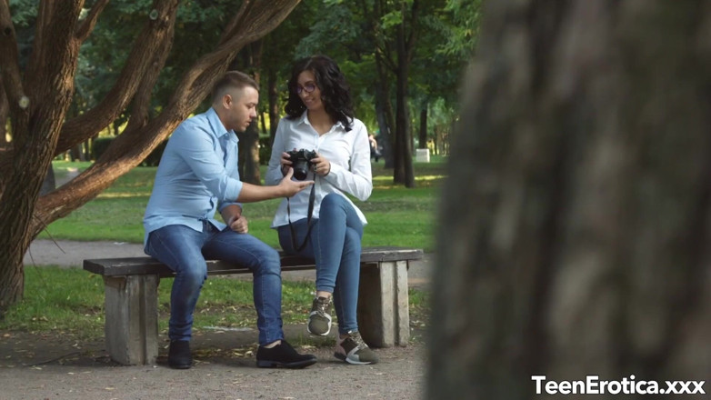 Teen Erotica XXX: Goddelijke tiener Henna Ssy smelt de pik van haar fotograaf...