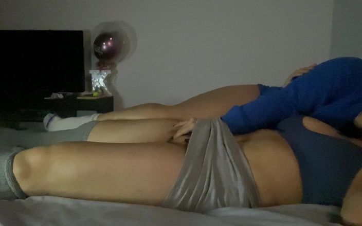 Zoe &amp; Melissa: Настоящие интенсивные лесбийские оргазмы перед сном