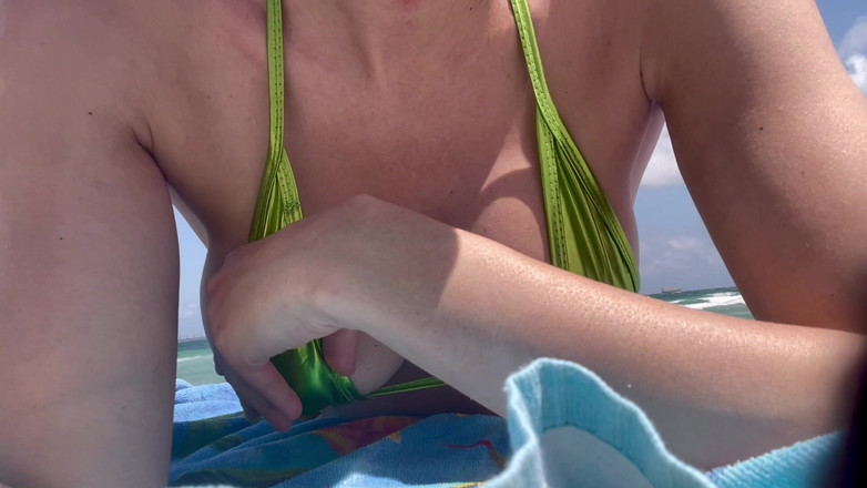 Artemisia Love: Italienische MILF Artemisia Love mit dicken titten am strand in...