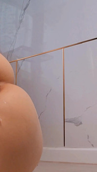 Cewek mungil ini lagi asik seks anal sambil pakai butt plug di memek besranya