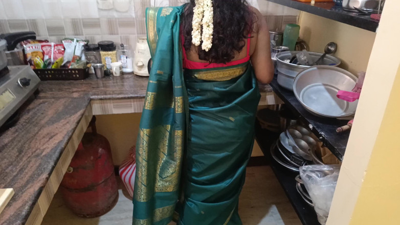 Pushpa studio: गृहिणी सौतेली बहन और उसके पति के साथ घर पर काम करती है