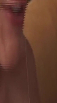 Sarışın orta yaşlı seksi kadın gırtlağına kadar alıyor ve damlayan deliğini parmaklıyor