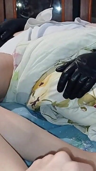 Noi tre si masturbano caldi e duri sul letto e sborrano allo stesso tempo