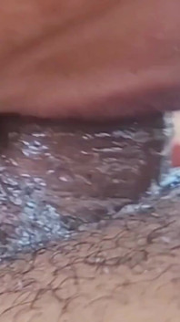 Cewek yang kecanduan dan hot ini lagi asik nyepong kontol