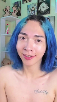 La tua femminuccia sottomessa ti fa un pompino
