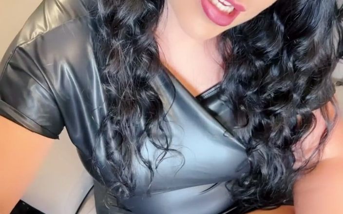 LadyAyse5: Juckar slavkuk med latexhandskar