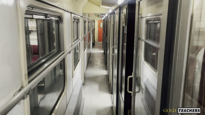 GoldTeachers: Nympha saje dokud nedostane sperma ve vlaku POV