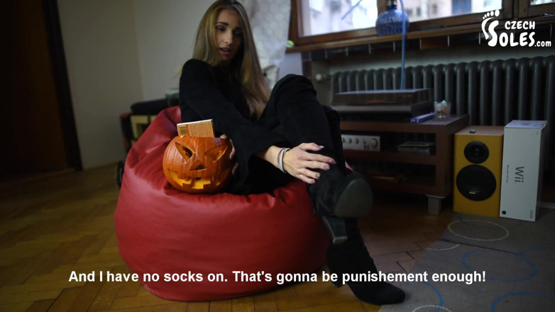 Czech Soles - foot fetish content: Pod zlým kouzlo dominující čarodějnice nohou!