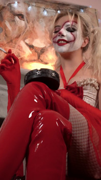 Creepy Circus Princess Membuatkan Awak Asbak Manusianya