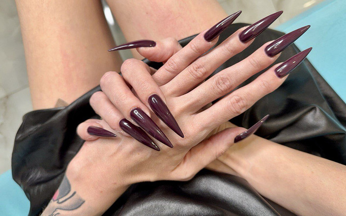 Julia domaina: Unghie lunghe viola scuro, chele, palme di diffusione molto ampia,...