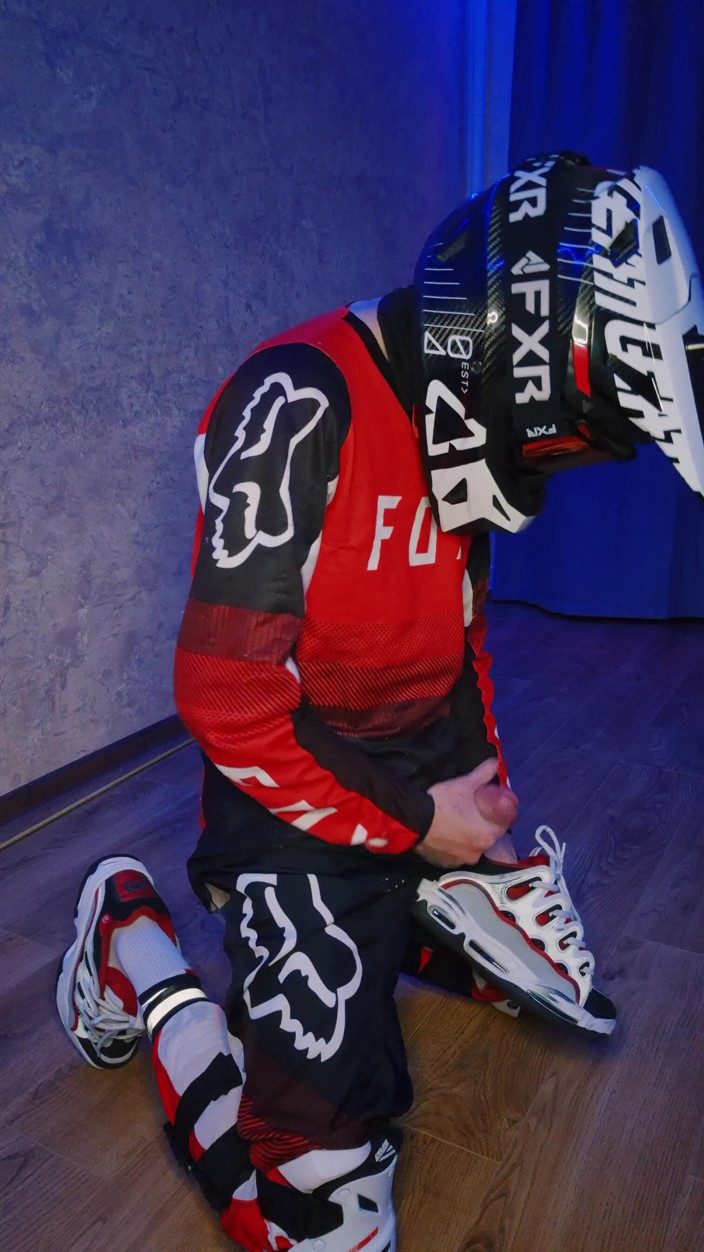 Sneakersmax98: Alleen je mond neemt de druk af van een geile...