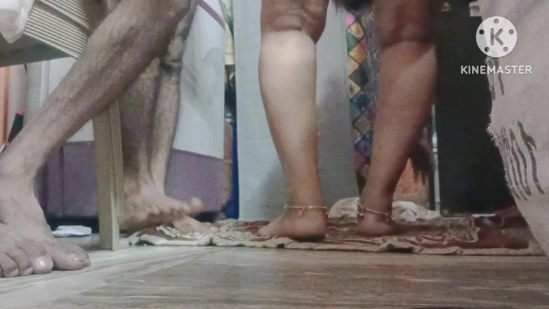 Poojakabir: 友人のホットな妻が夫の目の前の道で犯されました