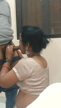 भारतीय कामुक यह प्रोफेसर घर पर छात्र के साथ सुंदर साड़ी में हॉट सेक्स करता है