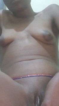 Kikky dan orgasme nakal dengan dildo