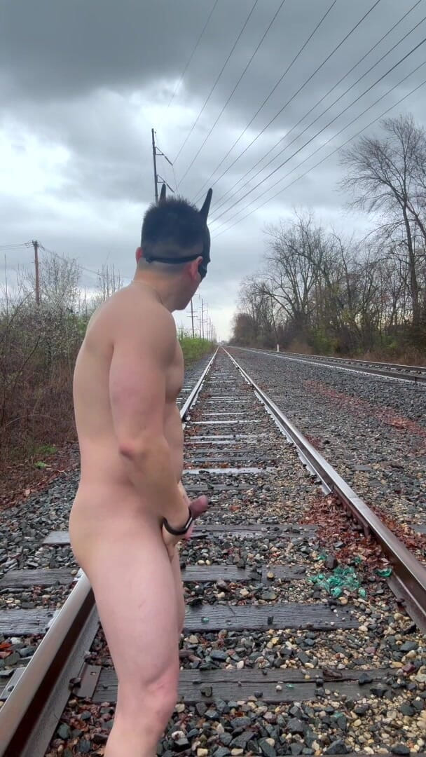 Barenakedmuscles: 雨に濡れた鉄道展示 筋肉質なアジア系の男が裸にし、しなみ、激しく射精し、縄張りを示す