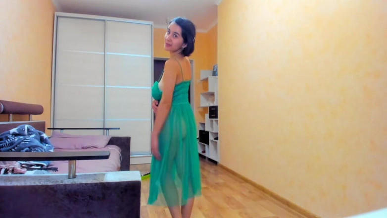 myla_angel: Calda Myla Angel in un abito verde trasparente!