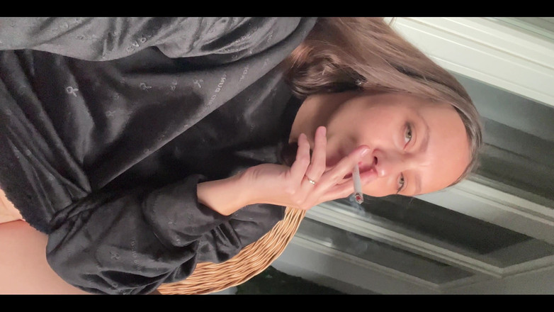 Crypto Mommy: Líbí se ti moje dlouhá kundička a moje čůrací díra??