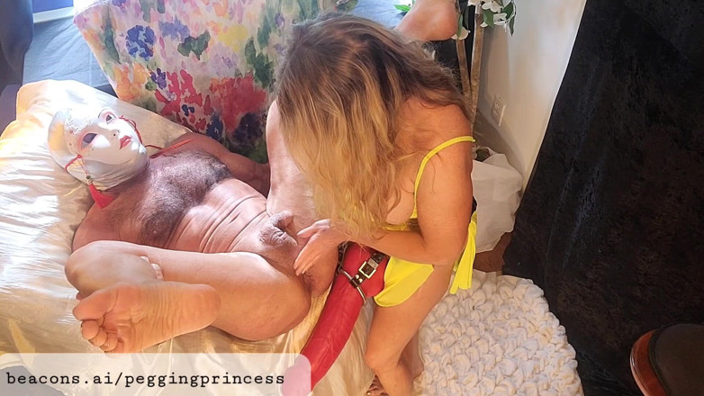 Peggingprincess: Domslut Fingers and Pegs Her Sissy Slut com Strapon Dildo,...
