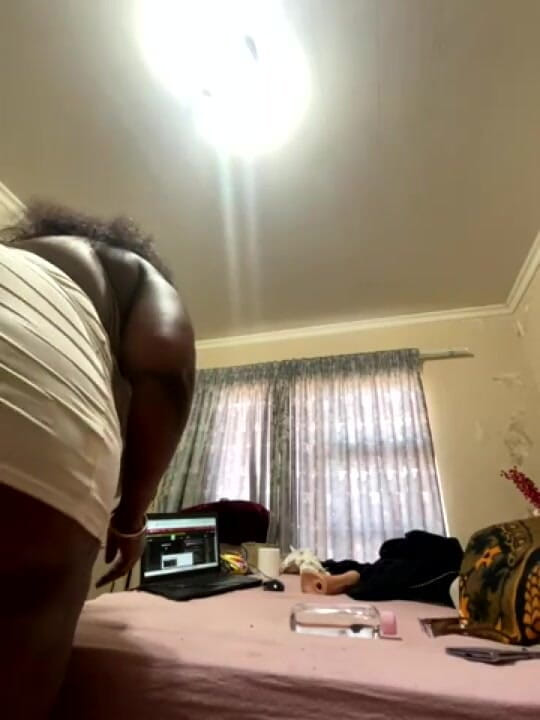 Legendary Booty Overdose: Femeie mare și frumoasă cu cur uriaș - Striptease și masturbare