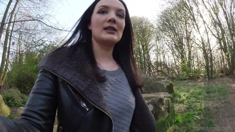 Faye Taylor: Outdoor desperation and pissing in my leggings
