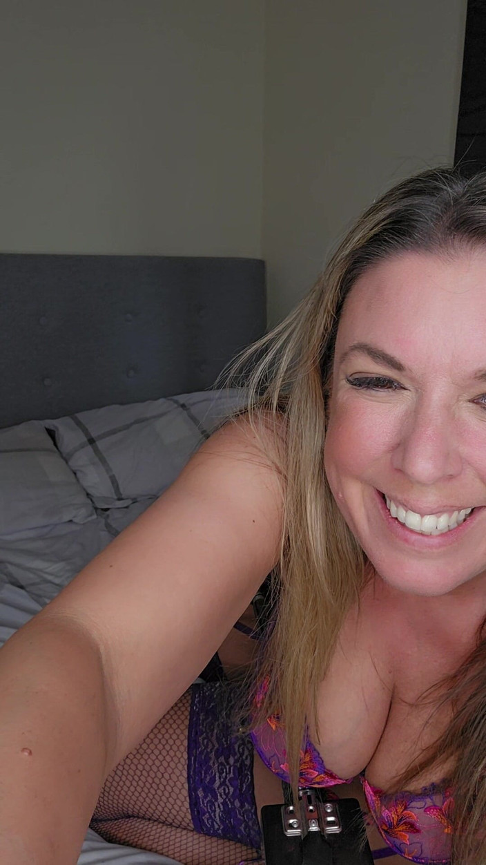 Maisie Lewis: Maisie Lewis, jeu de machine à sodomiser